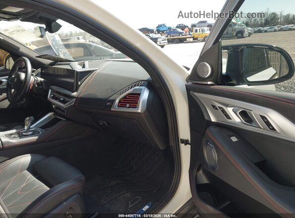 5YM33CS09R9U43864 2024 BMW XM White Вид салону спереду