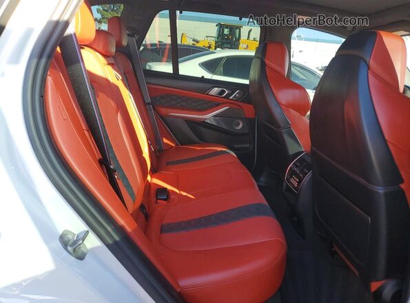 5YMJU0C08P9P69718 2023 BMW X5 Red Widok wnętrza z tyłu