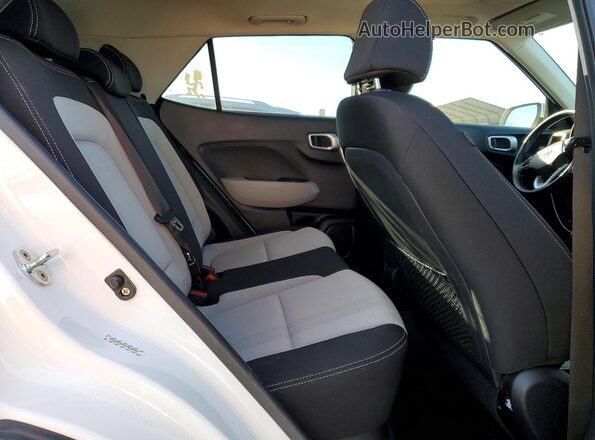 KMHRC8A3XNU208940 2022 HYUNDAI VENUE White 