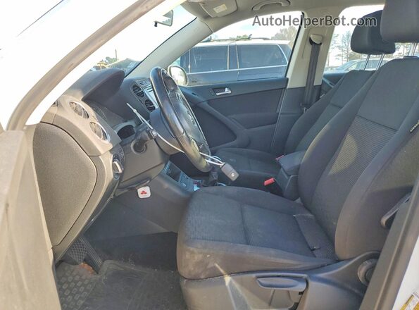 WVGAV7AX3HK054124 2017 VOLKSWAGEN TIGUAN White Vista del salpicadero