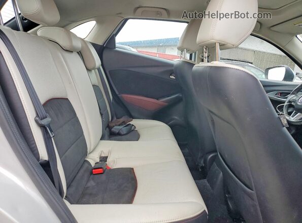 JM1DKBD74G0126953 2016 MAZDA CX-3 White Вид задньої частини салону
