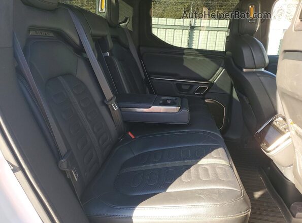 7FCTGAAA3NN005414 2022 RIVIAN R1T White Հետևի նստատեղերի տեսք