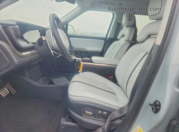 7FCTGAAA3PN017985 2023 RIVIAN R1T Blue Front interior view
