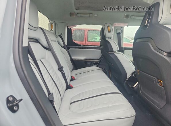 7FCTGAAA3PN017985 2023 RIVIAN R1T Blue Rear seats view