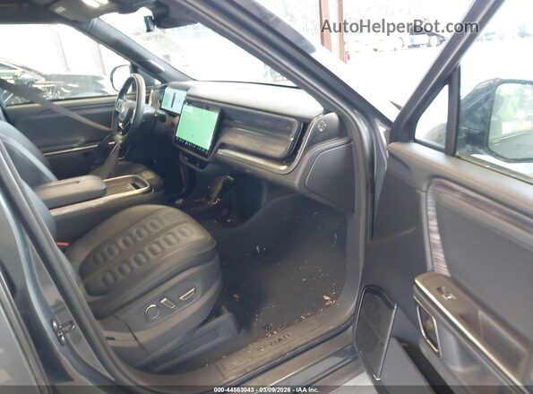 7FCTGAAL5NN002869 2022 RIVIAN R1T Gray Вид салону спереду