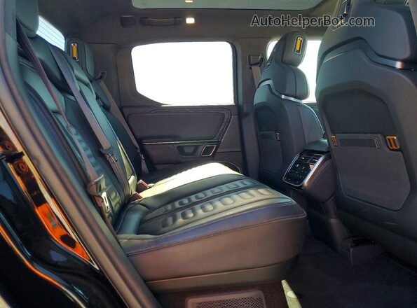 7FCTGAAL6NN006087 2022 RIVIAN R1T Black Widok tylnych siedzeń