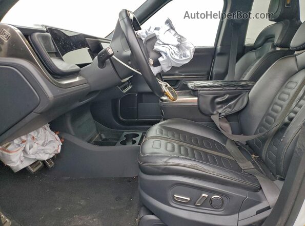 7FCTGAAL7NN001819 2022 RIVIAN R1T Белый Вид салона спереди