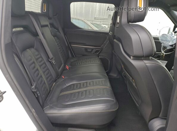 7FCTGAAL7NN001819 2022 RIVIAN R1T Белый Вид задних сидений