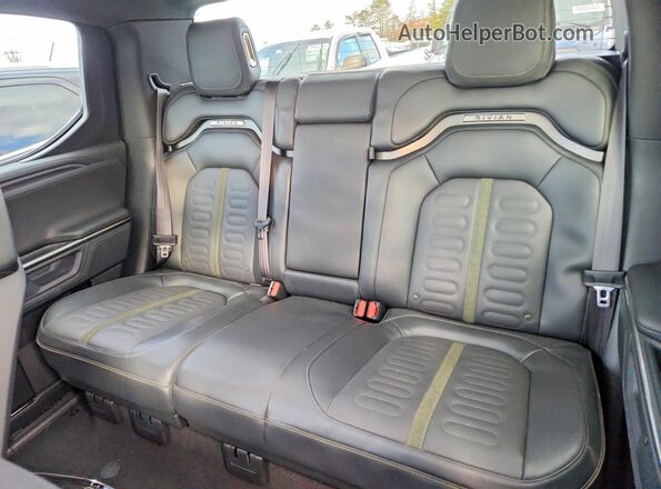 7FCTGBAA0SN039795 2025 RIVIAN R1T Серый Вид задних сидений