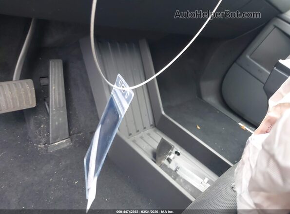 7G2CEHED0TA087827 2026 TESLA CYBERTRUCK Gray Widok deski rozdzielczej