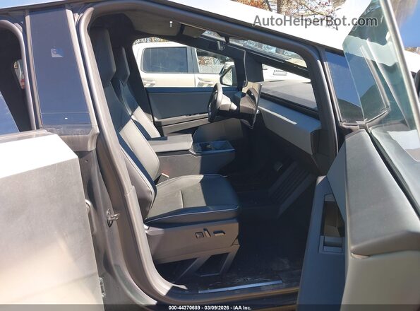 7G2CEHED3SA073483 2025 TESLA CYBERTRUCK Silver Vista interior delantera