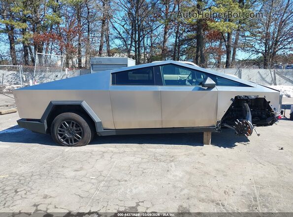 7G2CEHED3SA073483 2025 TESLA CYBERTRUCK Silver Vista interior trasera