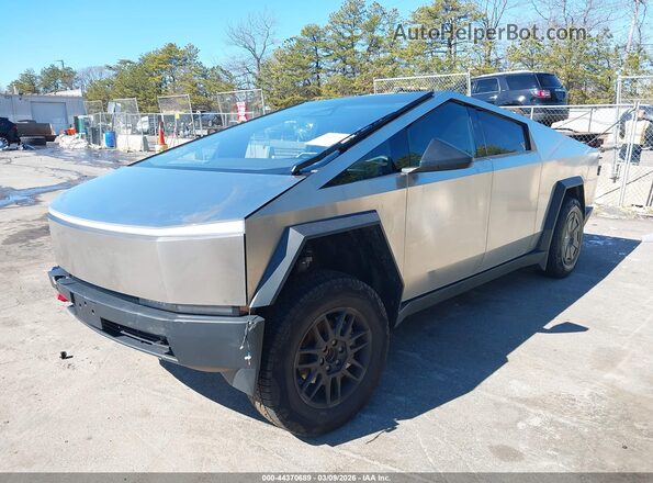7G2CEHED3SA073483 2025 TESLA CYBERTRUCK Silver Vista tres cuartos delantera izquierda