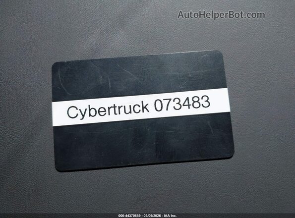 7G2CEHED3SA073483 2025 TESLA CYBERTRUCK Silver Vista del salpicadero