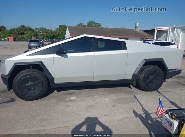 7G2CEHED6RA010503 2024 TESLA CYBERTRUCK Silver Սալոնի 360 աստիճան տեսք