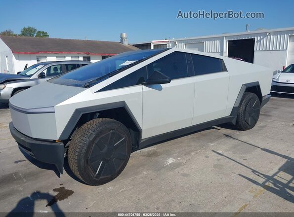 7G2CEHED6RA010503 2024 TESLA CYBERTRUCK Silver Առջևի ձախ երեք քառորդ տեսարան
