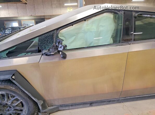 7G2CEHED6SA078564 2025 TESLA CYBERTRUCK Silver Front interior view