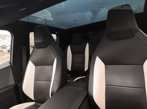 7G2CEHED8RA028338 2024 TESLA CYBERTRUCK Green Widok wnętrza z tyłu