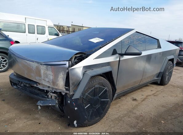 7G2CEHED9RA053653 2024 TESLA CYBERTRUCK Silver Vista tres cuartos delantera izquierda