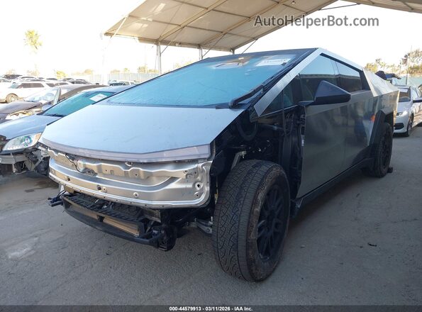 7G2CEHED9SA058857 2025 TESLA CYBERTRUCK Silver Vista tres cuartos delantera izquierda