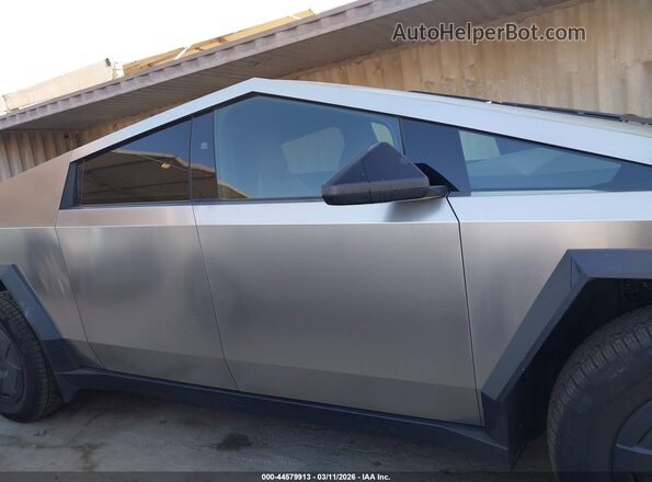 7G2CEHED9SA058857 2025 TESLA CYBERTRUCK Silver Vista interior trasera
