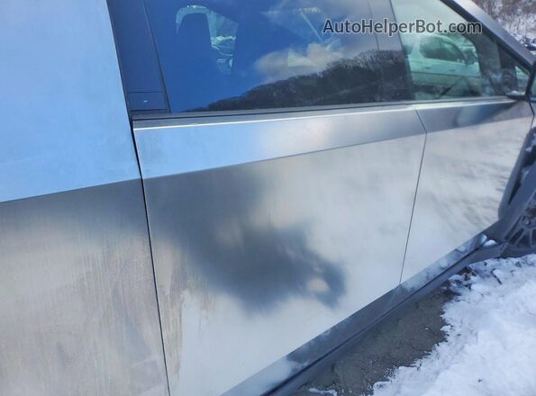7G2CEHEE1SA075287 2025 TESLA CYBERTRUCK Silver Rear seats view