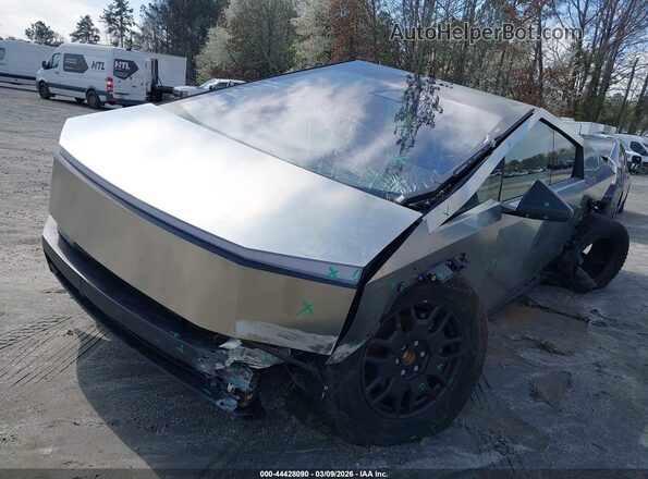 7G2CEHEE3RA052720 2024 TESLA CYBERTRUCK Silver Передня ліва чверть