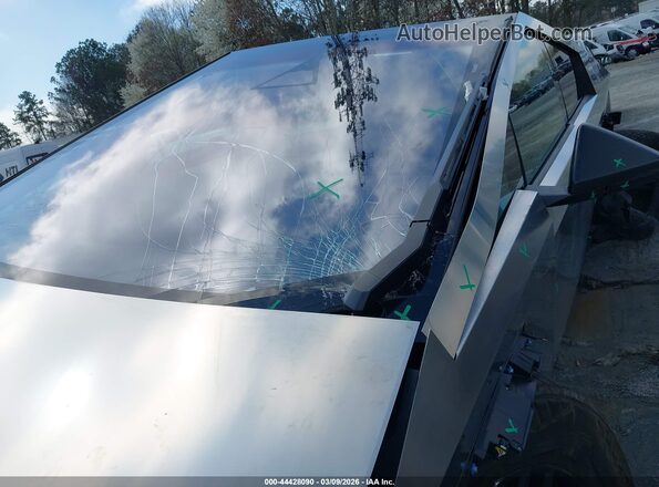 7G2CEHEE3RA052720 2024 TESLA CYBERTRUCK Silver Вид спереду