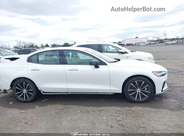 7JRH60FL3RG311429 2024 VOLVO S60 RECHARGE PLUG-IN HYBRID White Widok wnętrza z tyłu