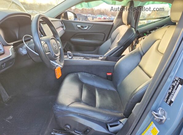 7JRL12FZ6NG155941 2022 VOLVO S60 Gray Vista interior delantera