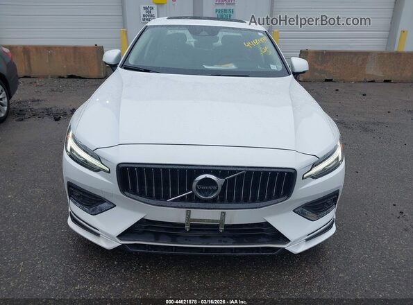 7JRL12TL3NG177766 2022 VOLVO S60 White ხელსაწყოთა პანელის ხედი