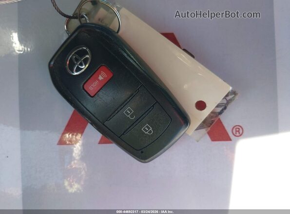 7MUCAAAG7PV048345 2023 TOYOTA LL Серебряный Вид панели приборов