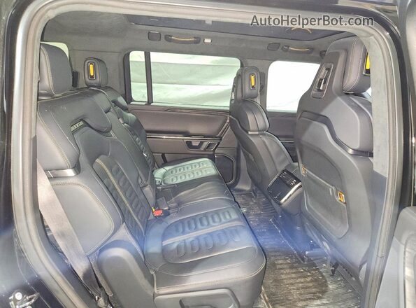7PDSGABL1NN001680 2022 RIVIAN R1S Black Widok wnętrza z tyłu