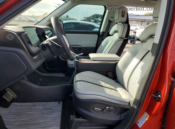 7PDSGBBA2RN030020 2024 RIVIAN R1S Red Вид салону спереду