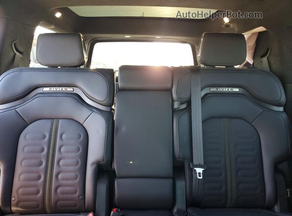7PDSGCBA1RN029852 2024 RIVIAN R1S Maroon Vista de los asientos traseros