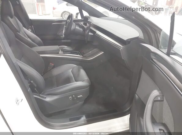 7SAXCBE6XSF469957 2025 TESLA MODEL X White Front interior view