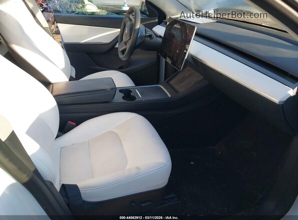 7SAYGAEE4NF516012 2022 TESLA MODEL Y White Front interior view
