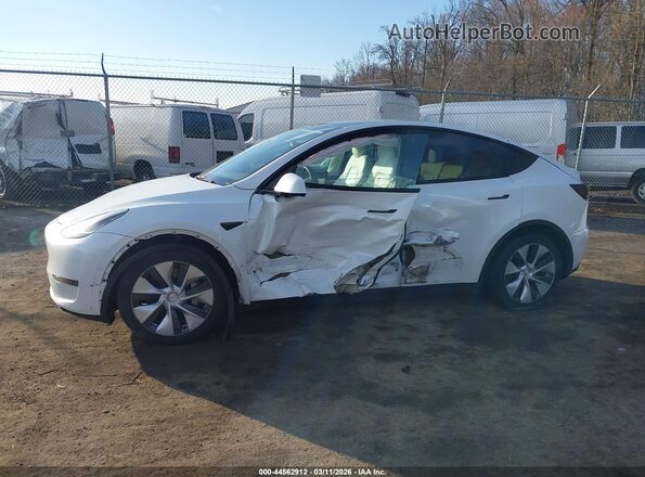 7SAYGAEE4NF516012 2022 TESLA MODEL Y White Rear interior view