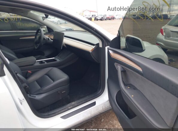 7SAYGDED2RF129781 2024 TESLA MODEL Y White 