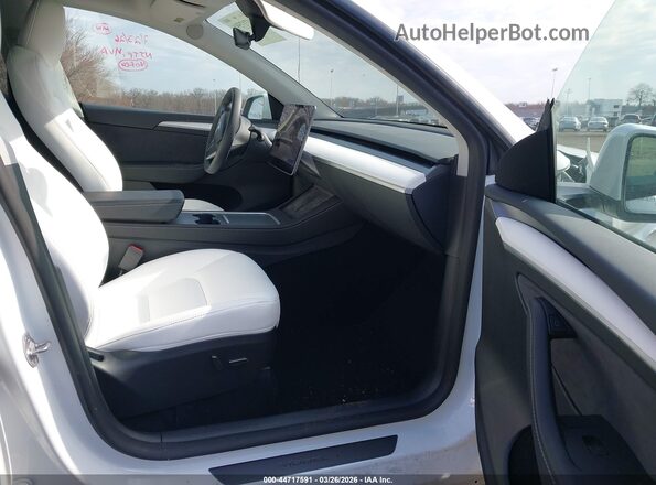 7SAYGDED3RF158528 2024 TESLA MODEL Y Белый Вид салона спереди