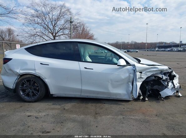 7SAYGDED3RF158528 2024 TESLA MODEL Y Белый Вид задней части салона