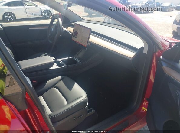7SAYGDED4SA357963 2025 TESLA MODEL Y Красный Вид салона спереди