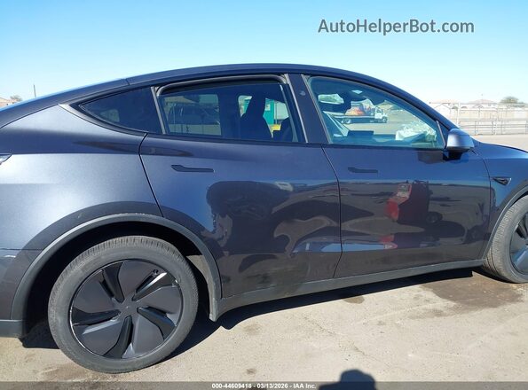 7SAYGDED4TA463900 2026 TESLA MODEL Y Gray Widok wnętrza z tyłu