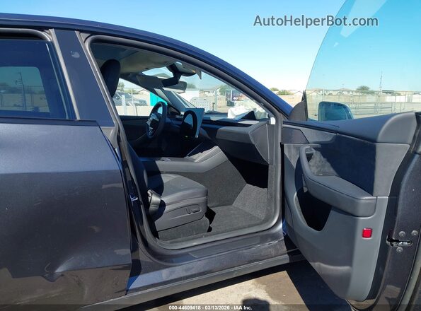 7SAYGDED4TA463900 2026 TESLA MODEL Y Gray Widok wnętrza z przodu