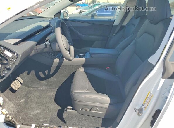 7SAYGDED4TF432097 2026 TESLA MODEL White Widok wnętrza z przodu