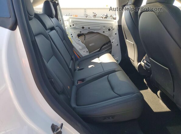 7SAYGDED4TF432097 2026 TESLA MODEL White Widok tylnych siedzeń
