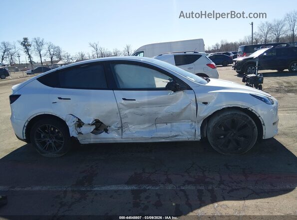 7SAYGDED9RF133651 2024 TESLA MODEL Y White Vista interior trasera