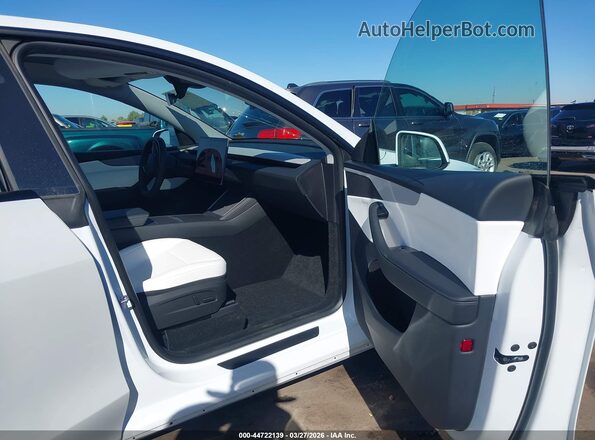7SAYGDED9TA495922 2026 TESLA MODEL Y White Вид салону спереду