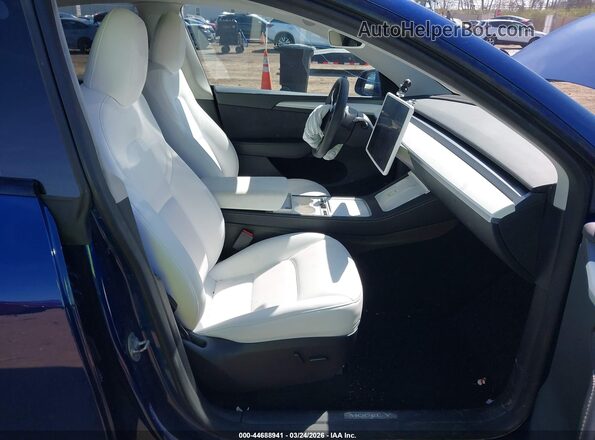 7SAYGDEE0RA286179 2024 TESLA MODEL Y Blue Front interior view
