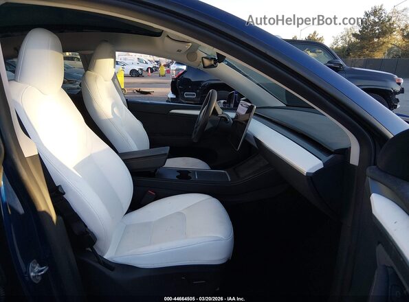 7SAYGDEE0RF068391 2024 TESLA MODEL Y Blue წინა სალონის ხედი